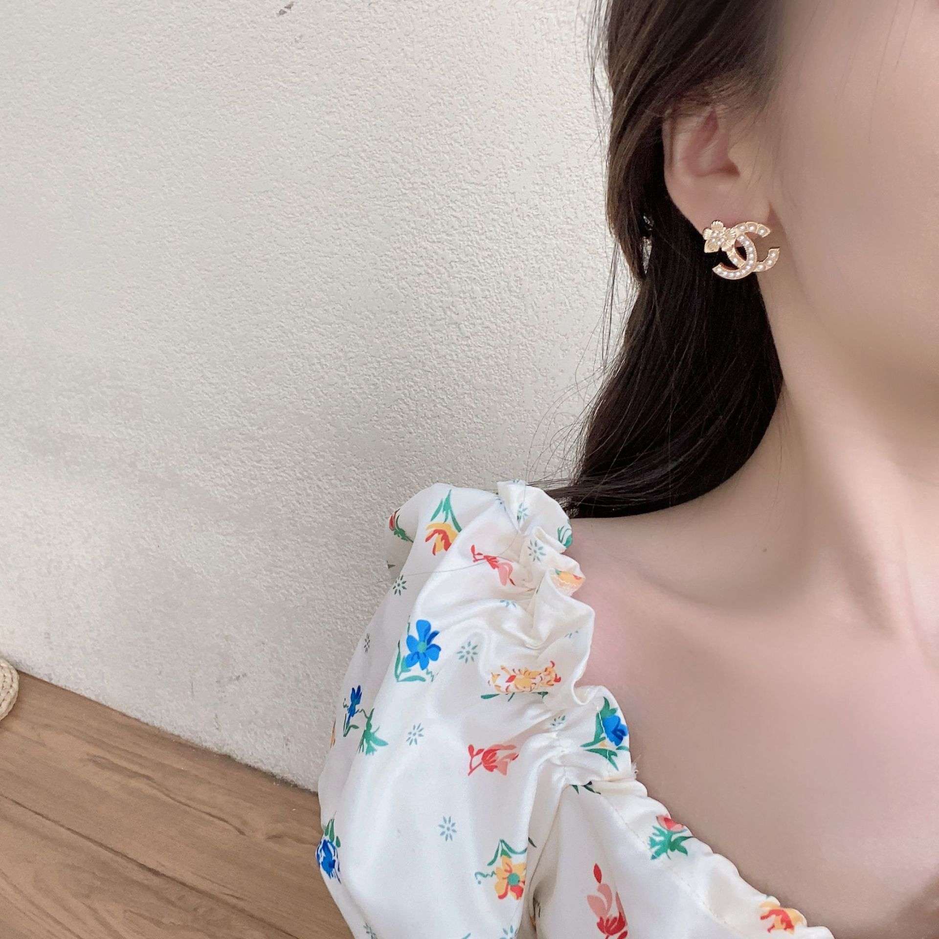 30代ファッション  エレガントな花モチーフピアス
