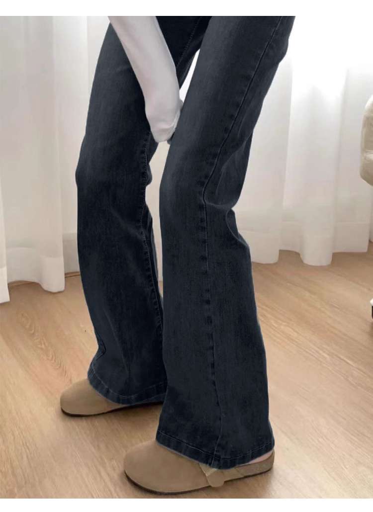 30代ファッション ゆったりストレートデニムパンツ