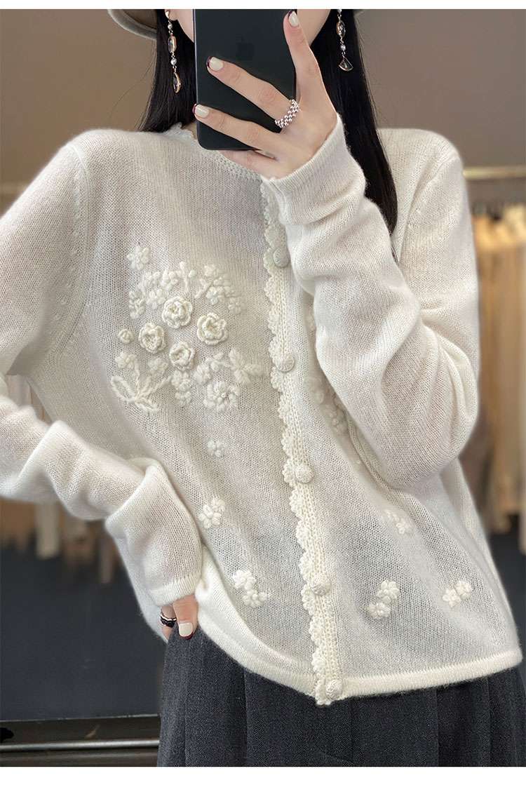 30代ファッション 花柄刺繍入りカーディガン