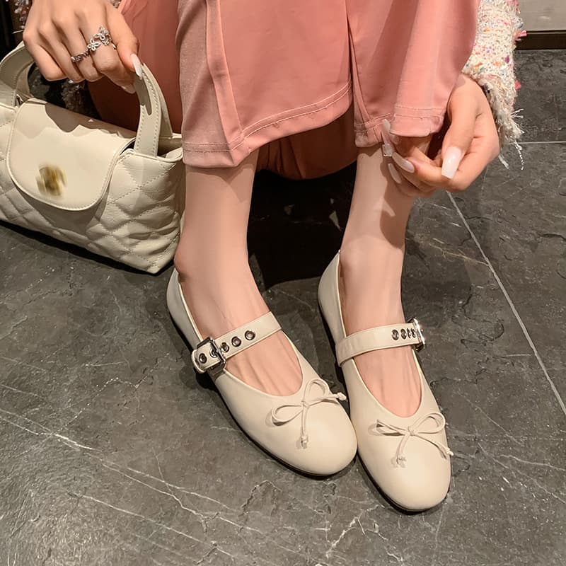 30代ファッション シューズ リボン付きストラップパンプス
