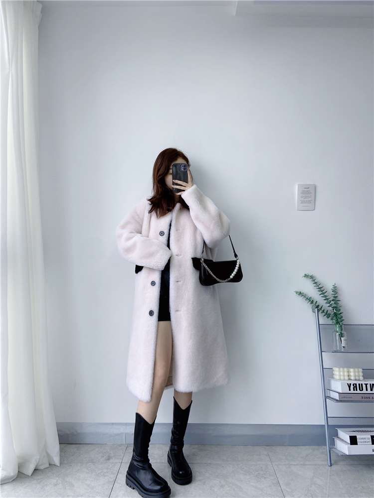 30代ファッション モコモコ襟付きロングコート
