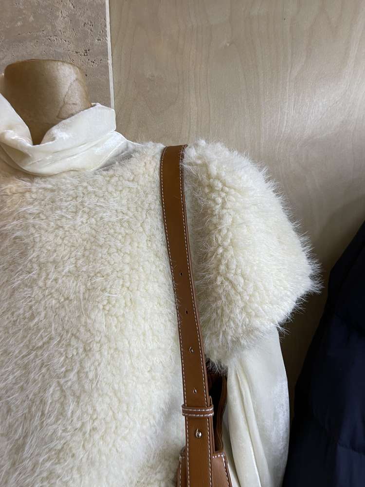 30代ファッション ふわもこショート丈ベストニット