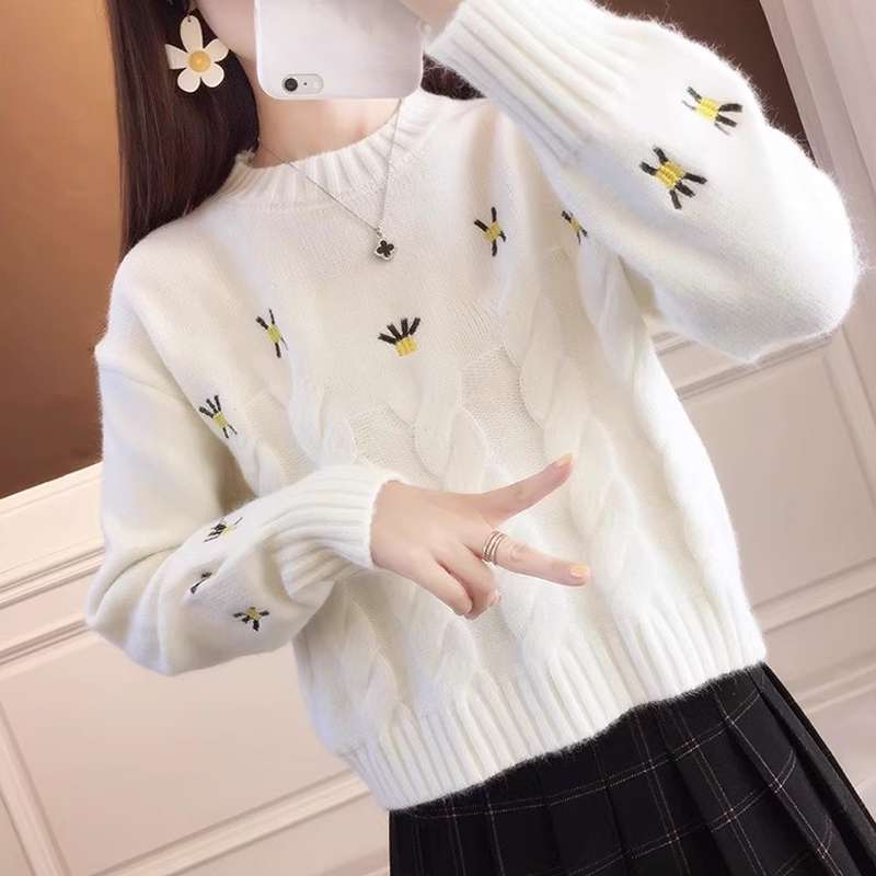 30代ファッション 花柄刺繍入りふわふわニット