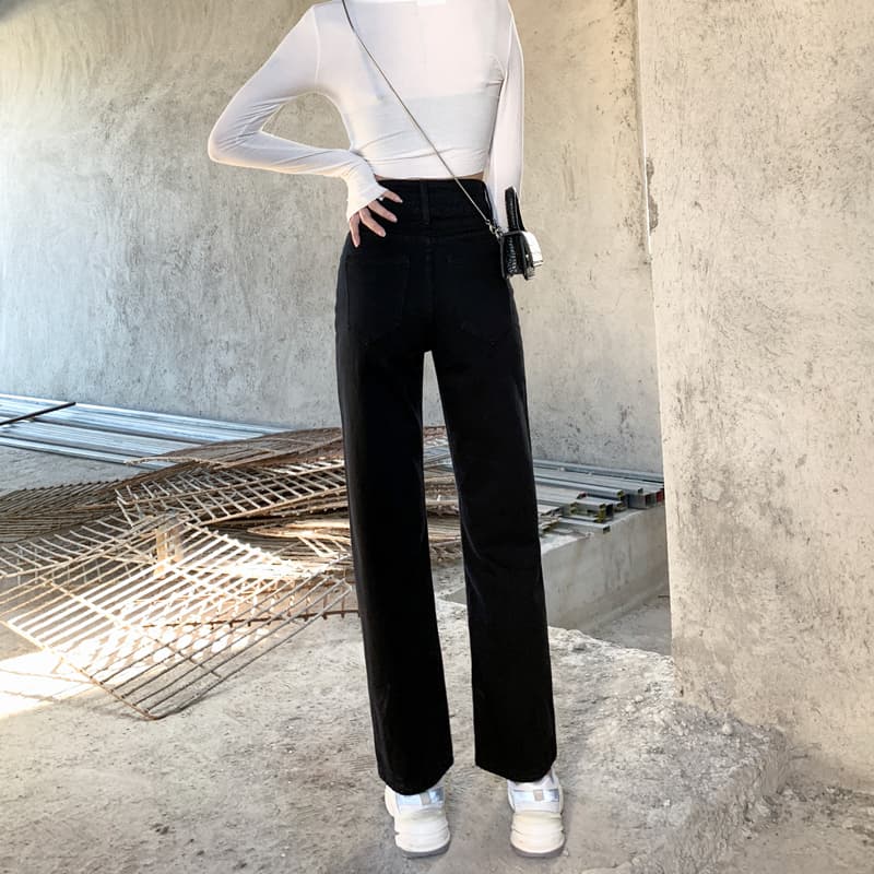 30代ファッション すっきりシルエット ハイウエストストレートパンツ