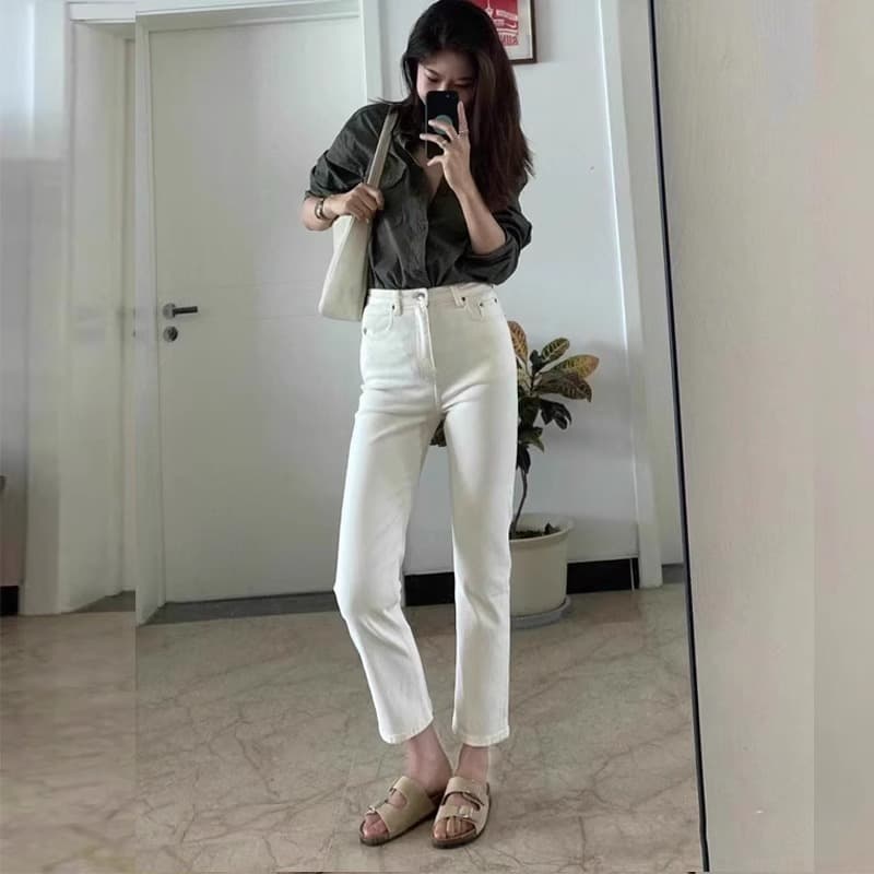 30代ファッション 美脚ストレートデニムパンツ