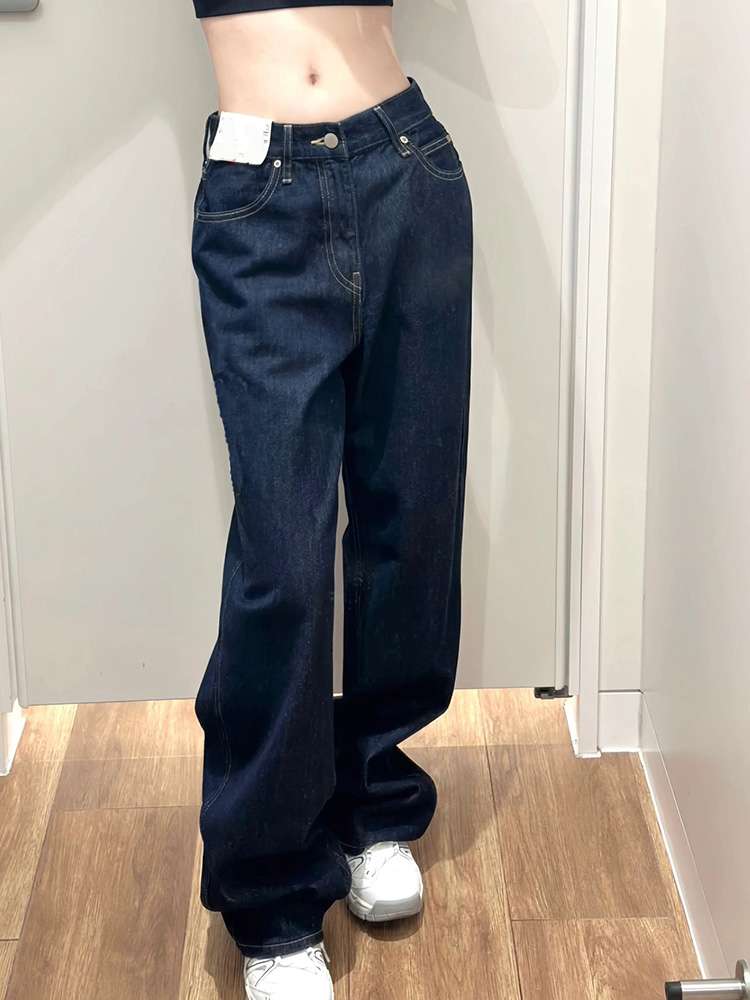 30代ファッション ゆったりストレートデニムパンツ