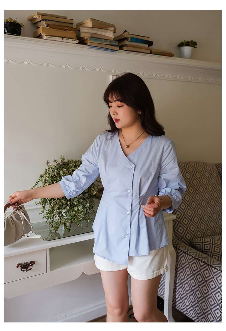 30代ファッション ふんわり袖のVネックシャツ