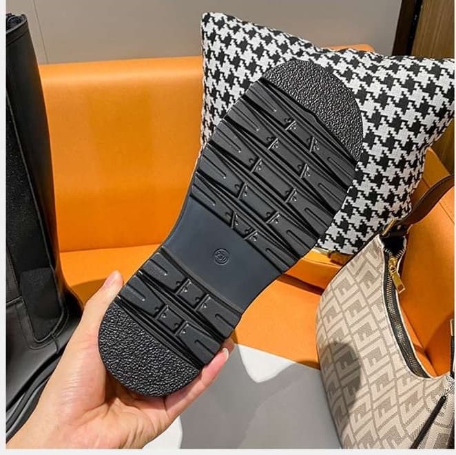 30代ファッション  ロングチャンキーソールブーツ