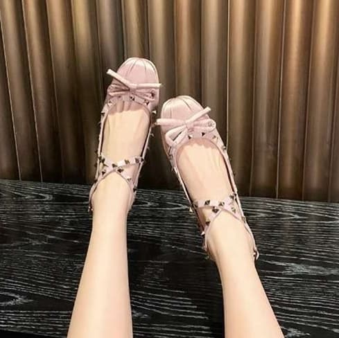 30代ファッション  リボン付きスタッズストラップパンプス