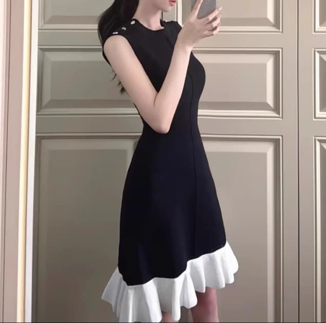 30代ファッション ゴールドボタン付きノースリーブワンピース