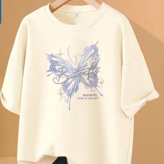 30代ファッション 蝶々モチーフのゆったりTシャツ