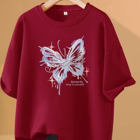 30代ファッション 蝶々モチーフのゆったりTシャツ
