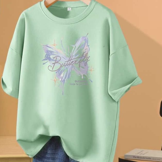 30代ファッション 蝶々モチーフのゆったりTシャツ