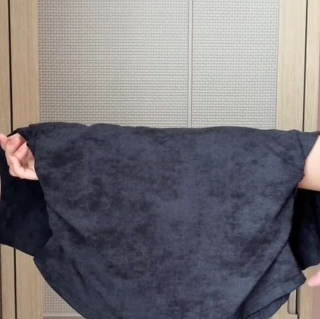 30代ファッション ストリートウェア風 ロゴ入りTシャツ