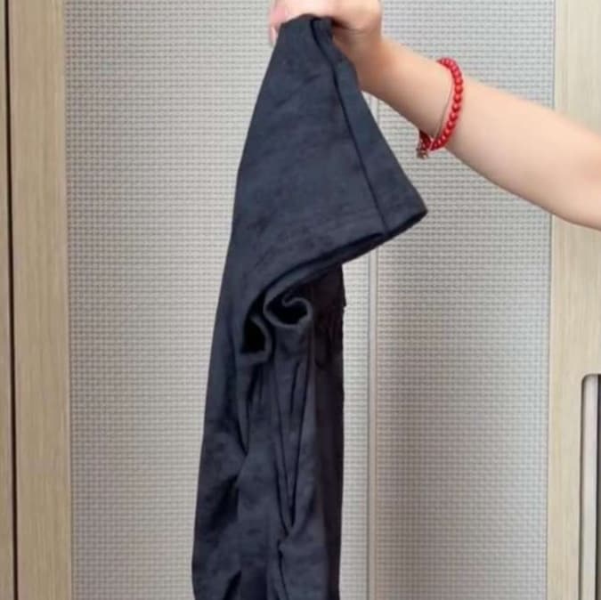 30代ファッション ストリートウェア風 ロゴ入りTシャツ