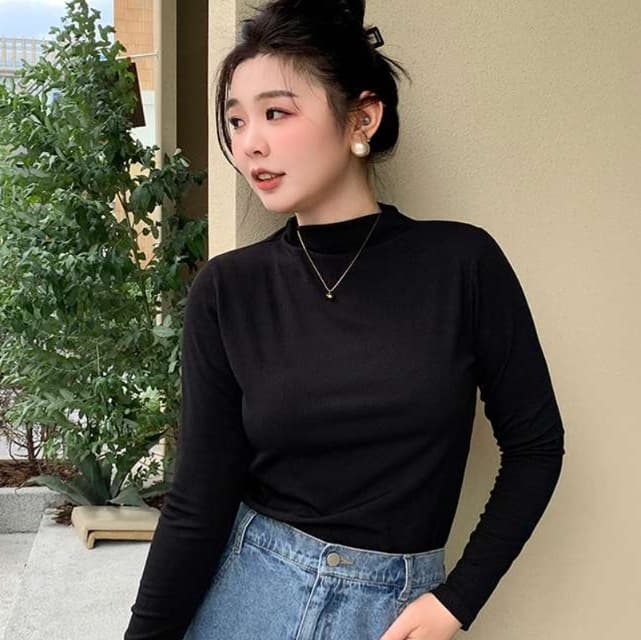 30代ファッション フィット感抜群の長袖モックネックトップス