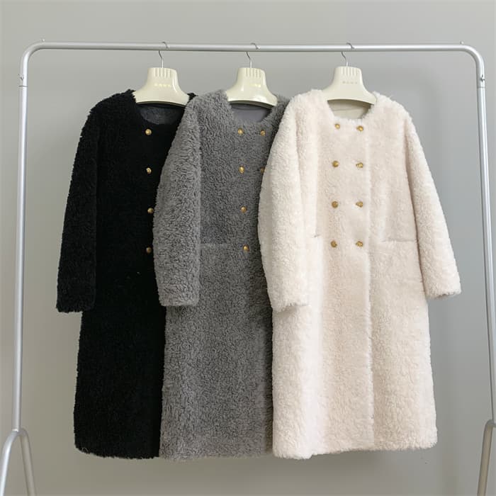 30代ファッション  ふわもこ素材のダブルボタンロングコート