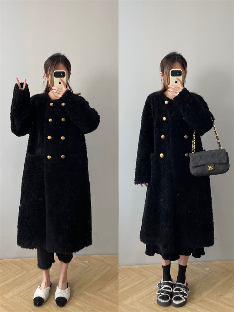 30代ファッション  ふわもこ素材のダブルボタンロングコート