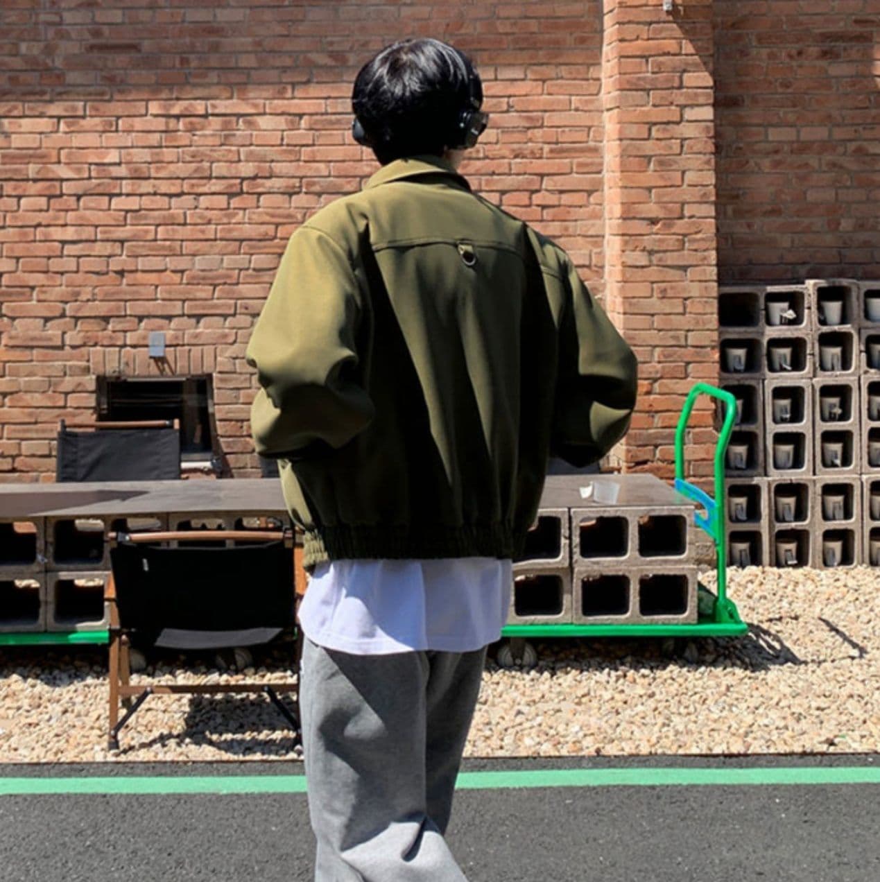 30代ファッション ゆったりシルエット開襟ジップアップジャケット