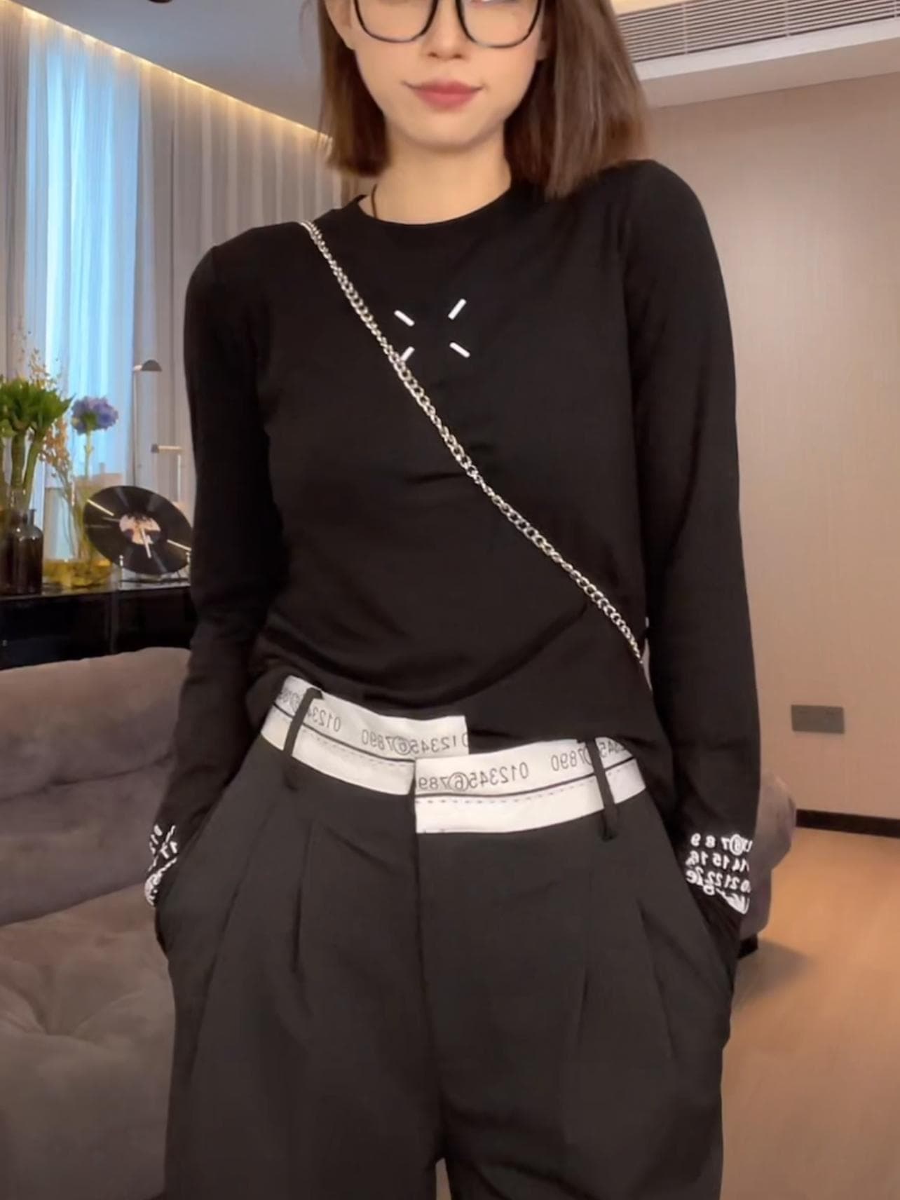 30代ファッション モダンミニマルロゴ長袖シャツ