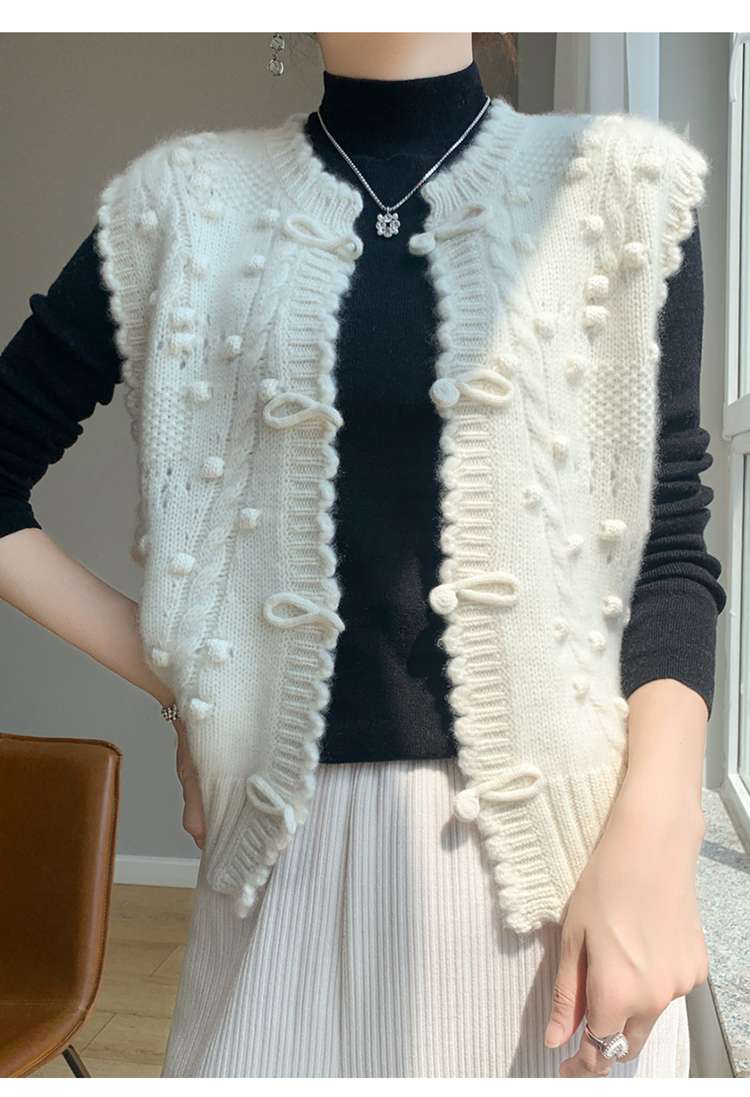 30代ファッション ふわもこ可愛いポンポンベスト