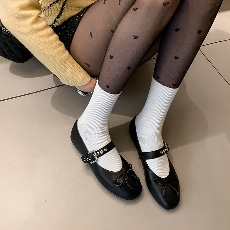 30代ファッション シューズ リボン付きストラップパンプス