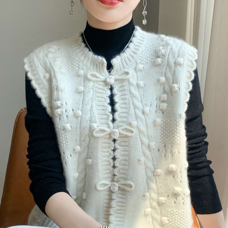 30代ファッション ふわもこ可愛いポンポンベスト
