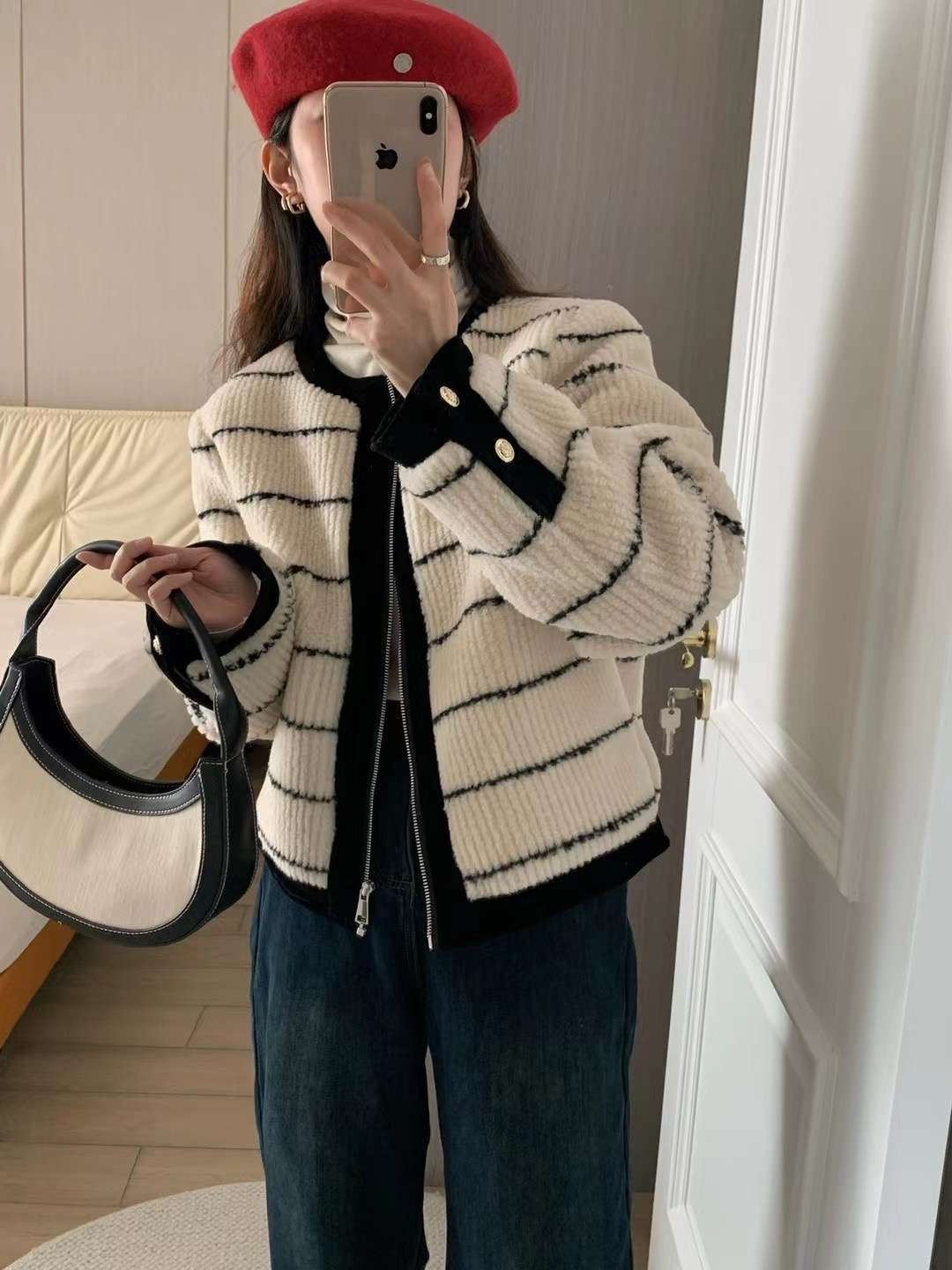 30代ファッション  ニット素材のストライプジャケット