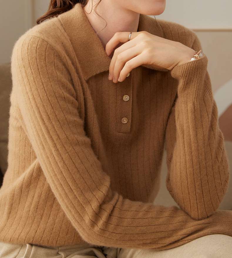 30代ファッション 柔らか質感のポロニットプルオーバー