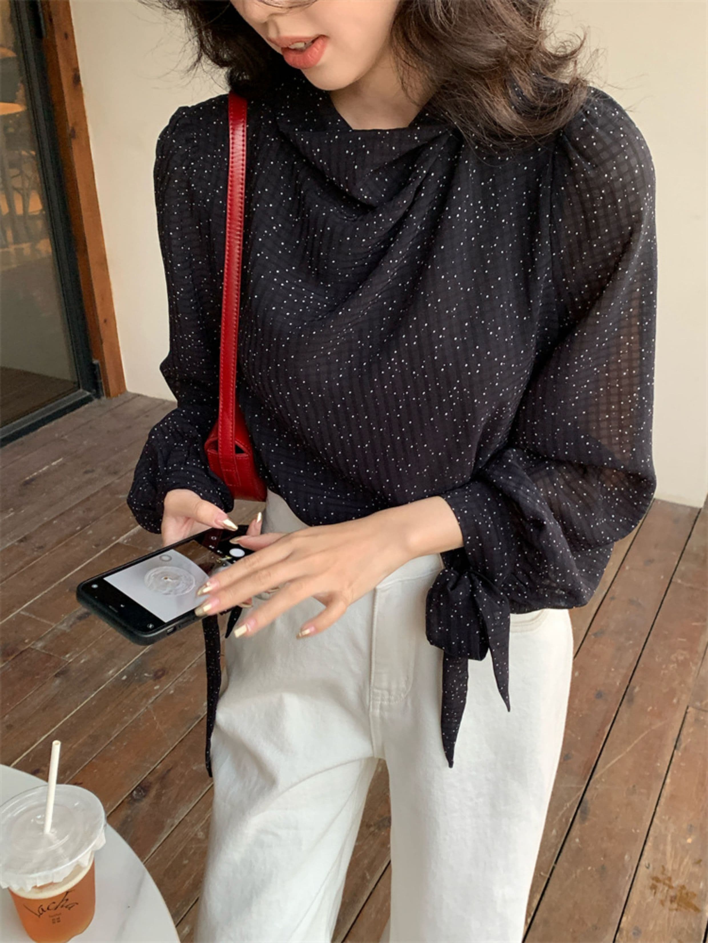 30代ファッション 上品ドレープドット柄ブラウス