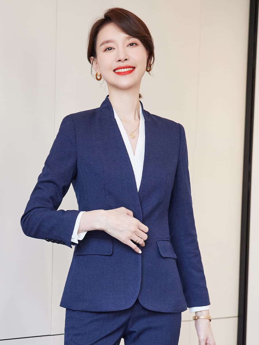 30代ファッション 上品な印象のノーカラージャケット