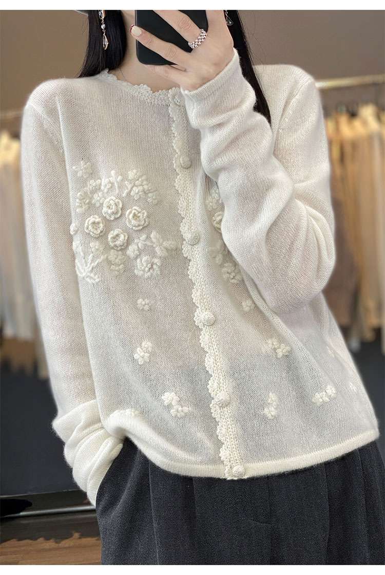 30代ファッション 花柄刺繍入りカーディガン