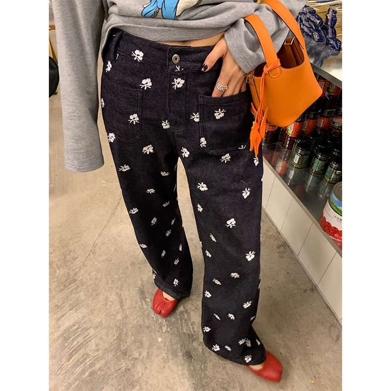 30代ファッション 小花柄ストレートデニムパンツ