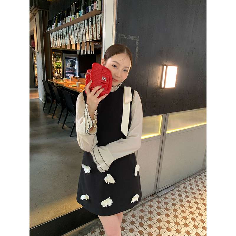 30代ファッション フリル襟花モチーフワンピース