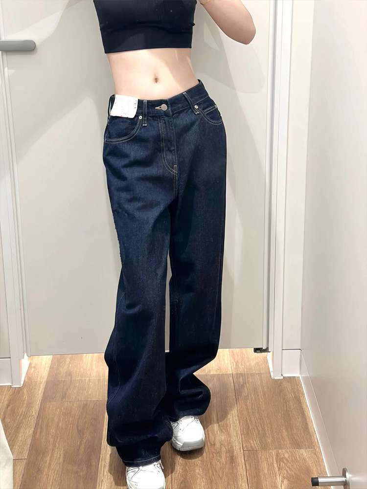 30代ファッション ゆったりストレートデニムパンツ