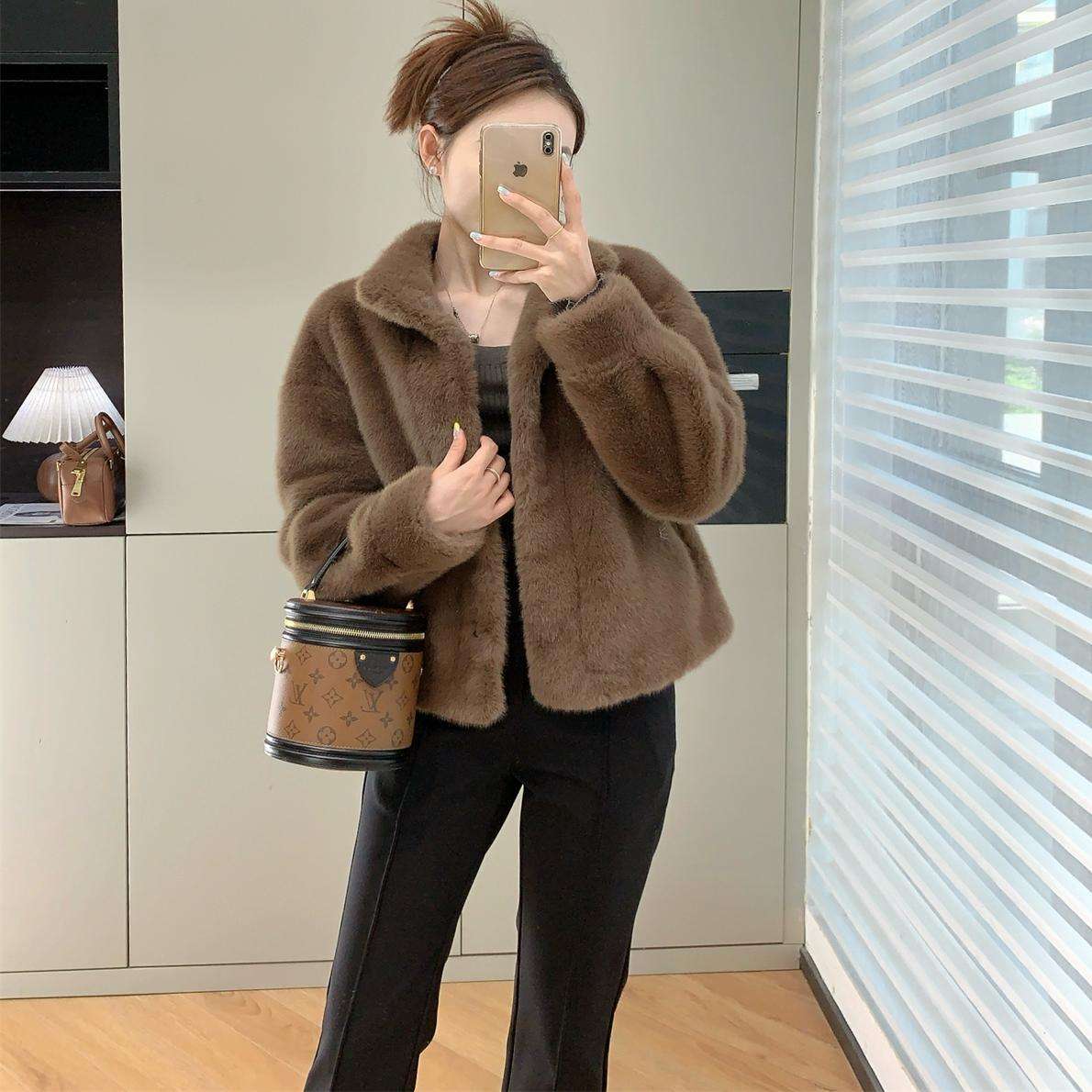30代ファッション  ふわふわモコモコ ショート丈ファーコート