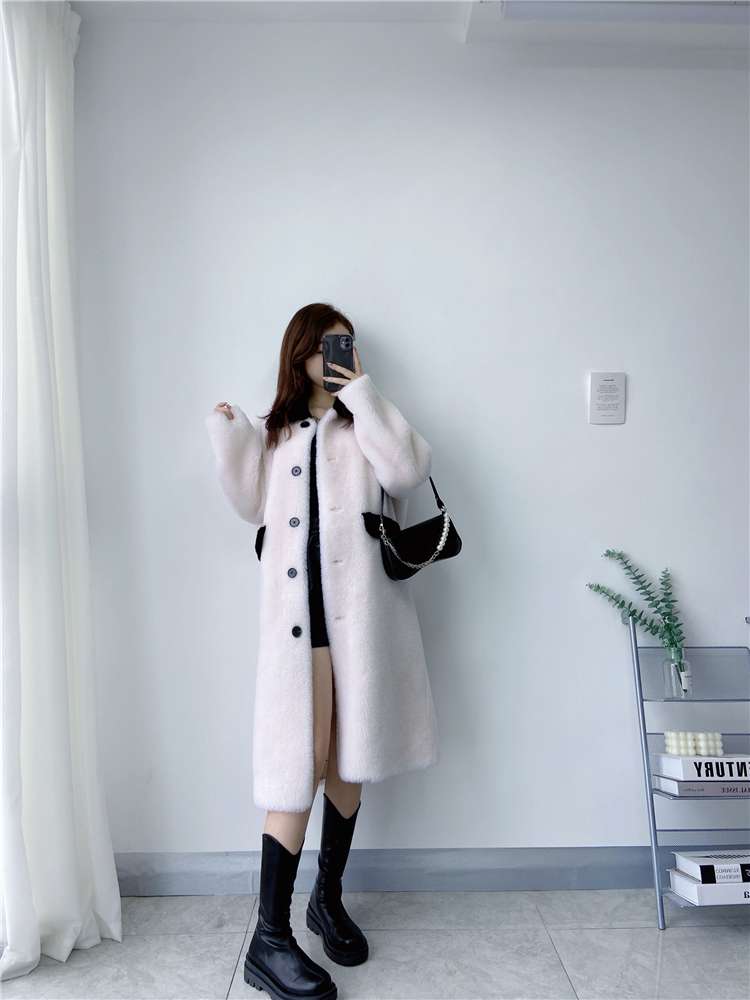 30代ファッション モコモコ襟付きロングコート