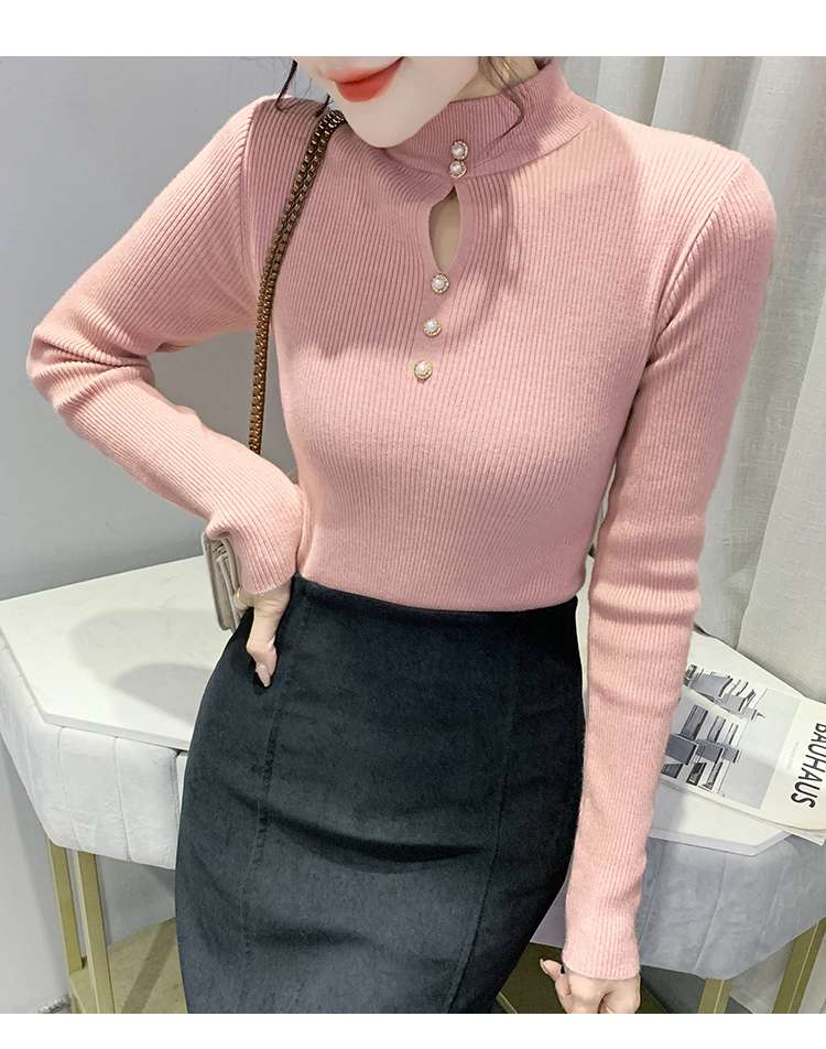 30代ファッション 真珠飾りハイネックリブニット