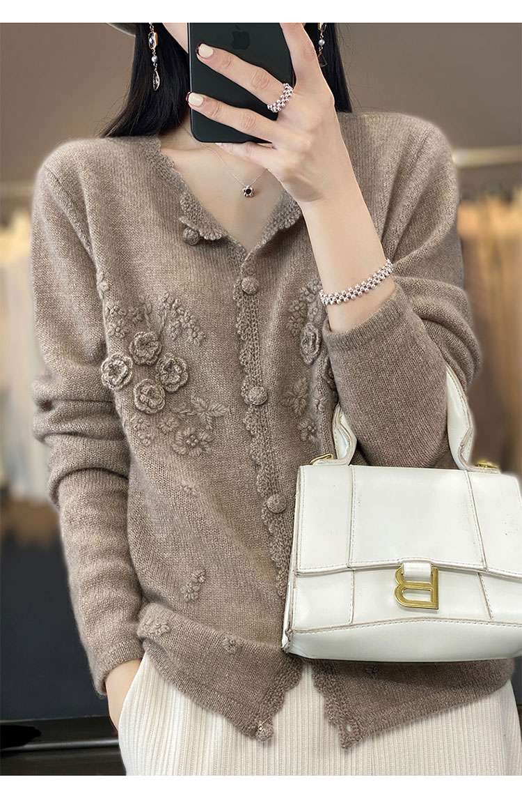 30代ファッション 花柄刺繍入りカーディガン