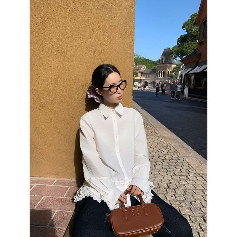 30代ファッション フリルヘムニットシャツ