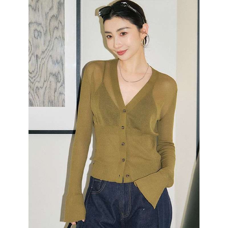 30代ファッション  シースルー素材の大人上品カーディガン