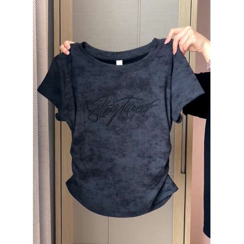 30代ファッション ストリートウェア風 ロゴ入りTシャツ