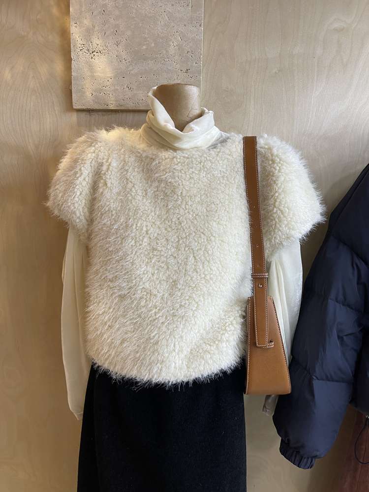 30代ファッション ふわもこショート丈ベストニット