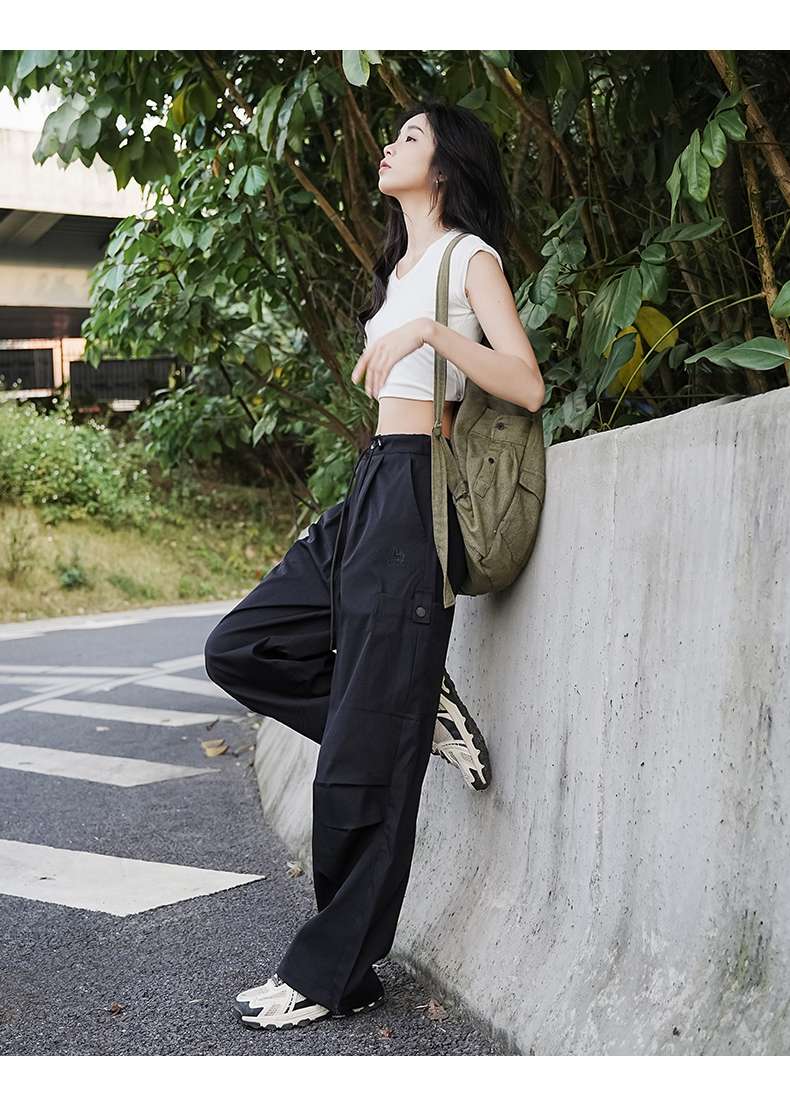30代ファッション ゆったりカーゴワイドパンツ