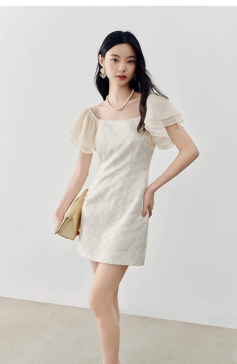 30代ファッション 花びら袖のきらめきミニワンピース