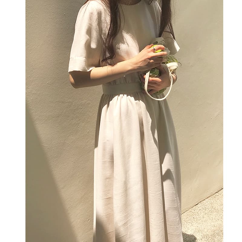 30代ファッション 背中開きデザイン 優美ワンピース