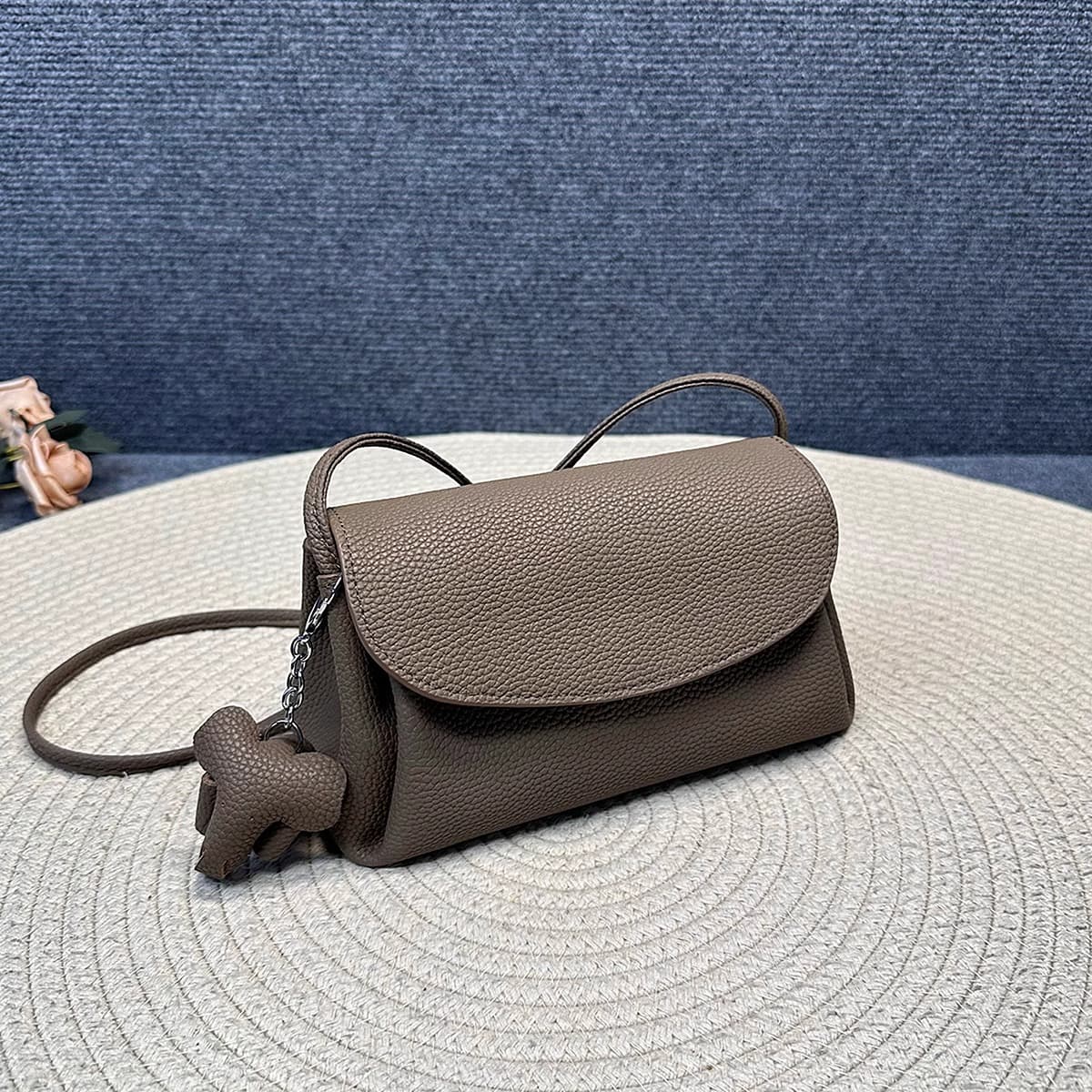 30代ファッション 上質レザーミニショルダーバッグ