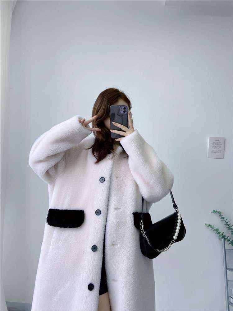 30代ファッション モコモコ襟付きロングコート