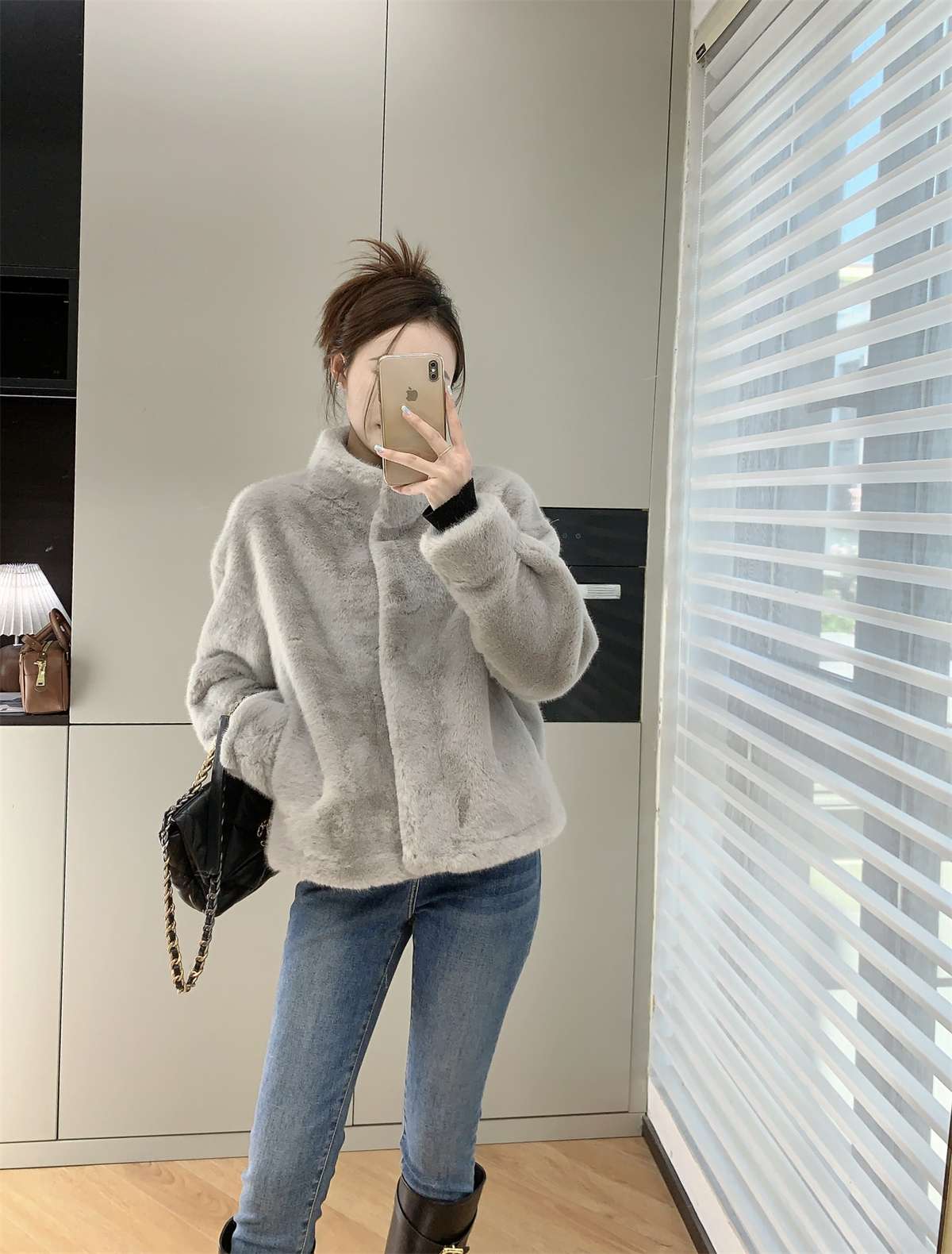30代ファッション  ふわふわモコモコ ショート丈ファーコート
