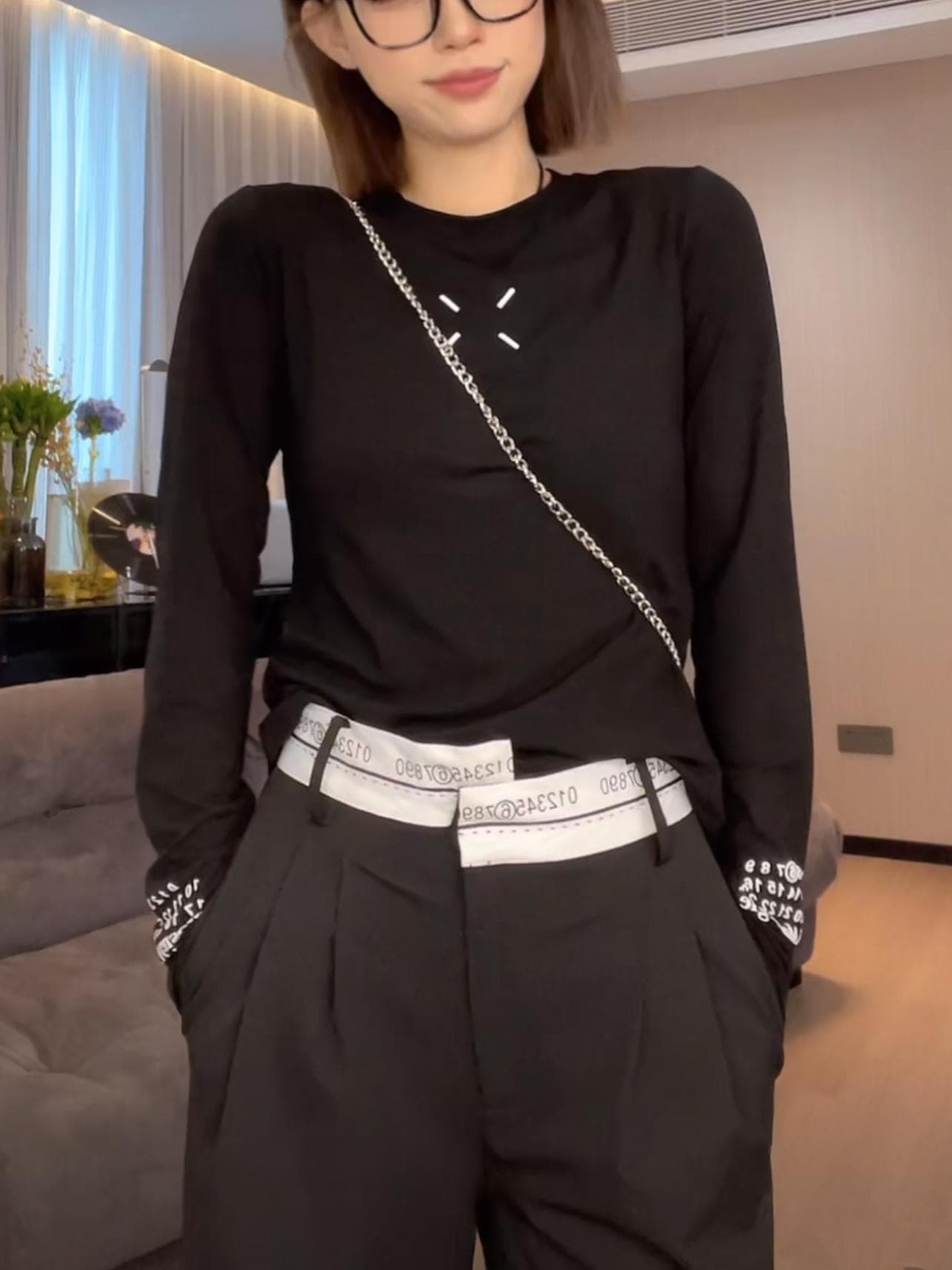30代ファッション モダンミニマルロゴ長袖シャツ